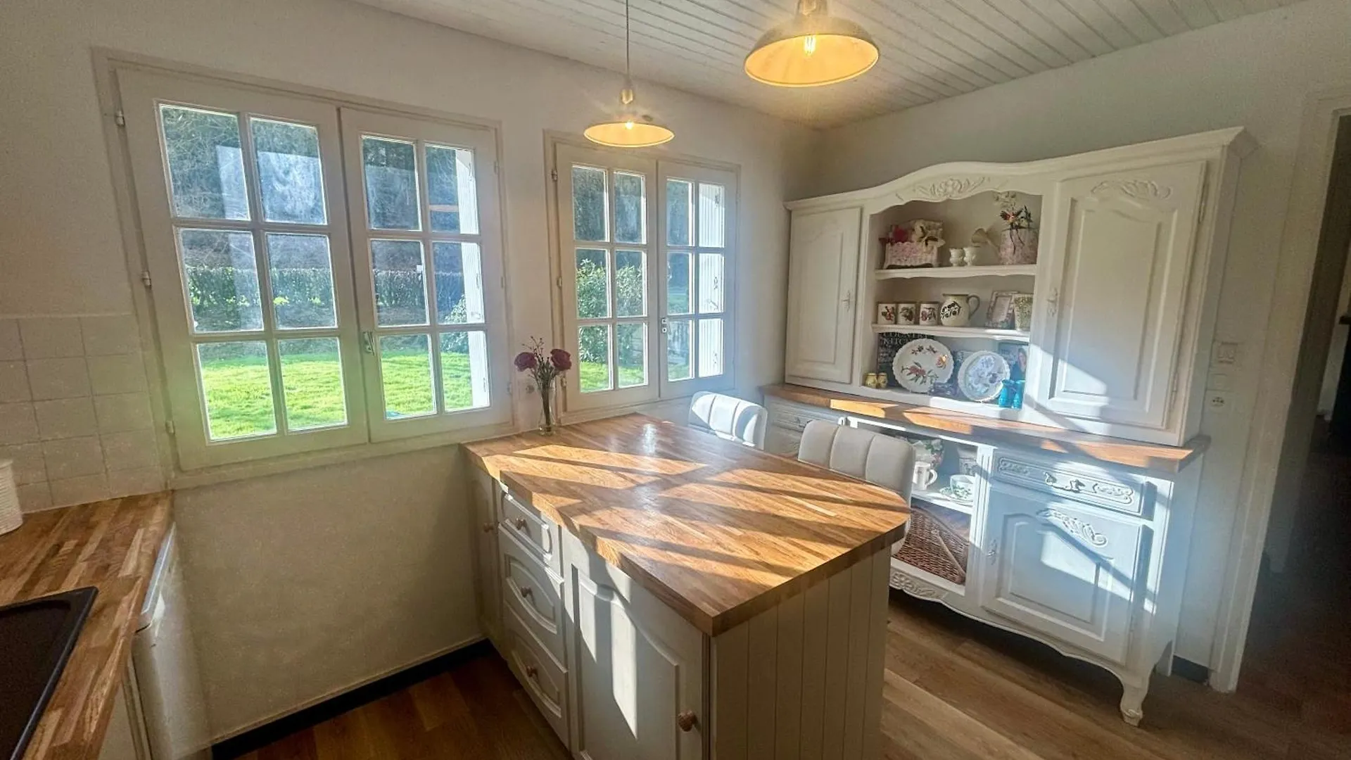 Fontaine Blanche River View, Large Patio & Garden In Central Brittany With Starlink Wifi Treffrin Holiday home