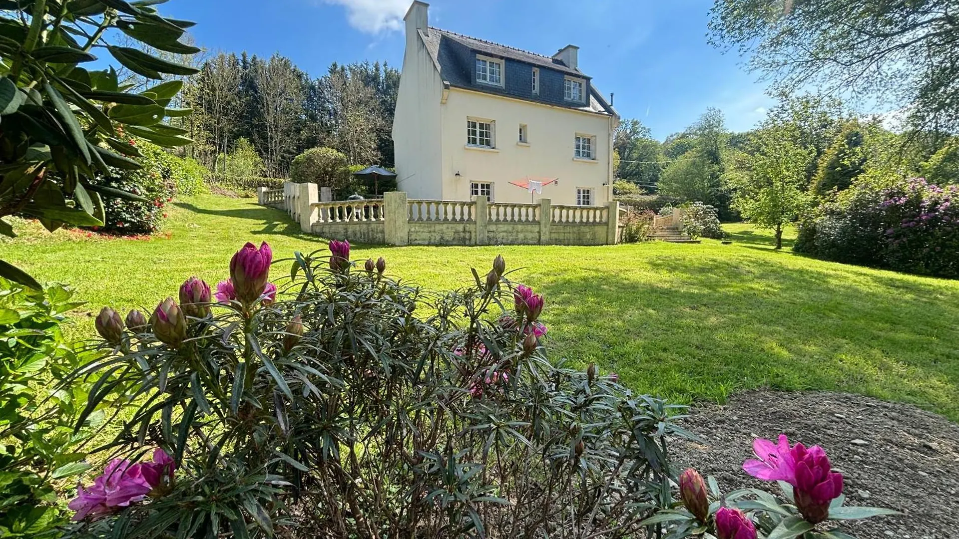 Fontaine Blanche River View, Large Patio & Garden In Central Brittany With Starlink Wifi Treffrin Holiday home